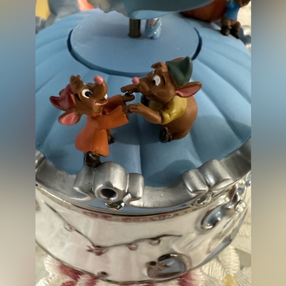 Disney Cinderella’s Dance Heirloom Music Box Collection - Picture 8 of 17